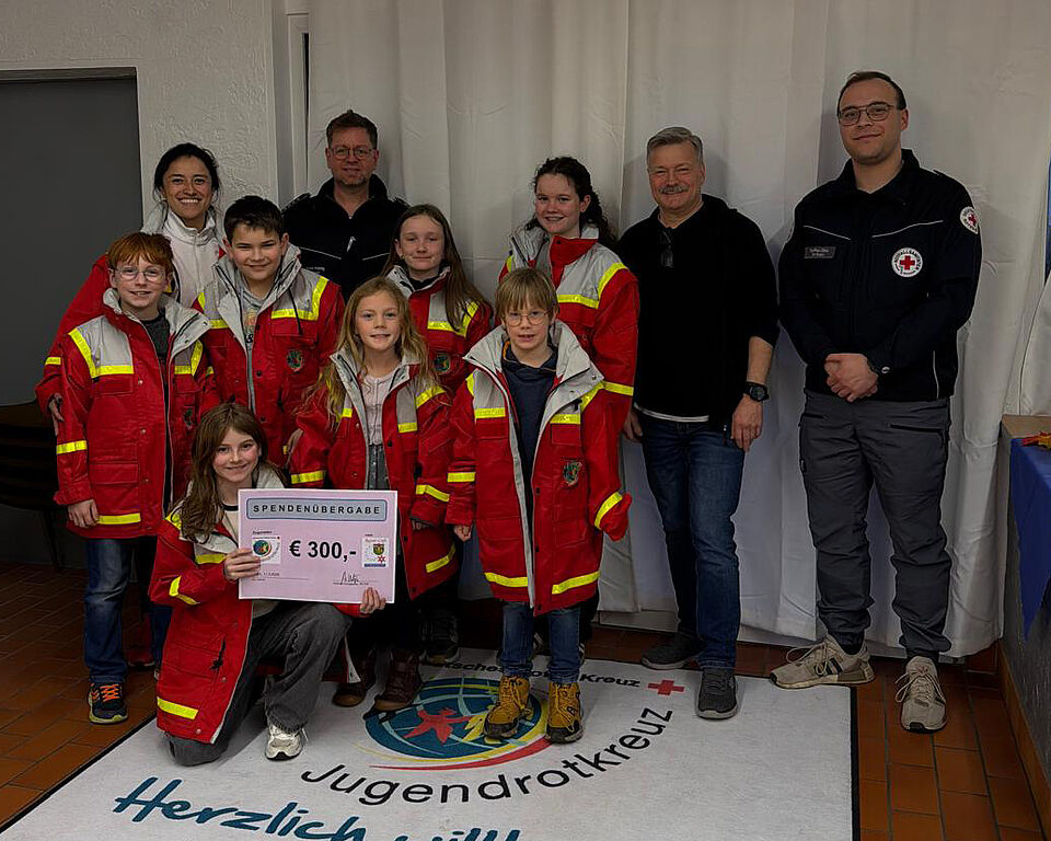 Ein Gruppenbild mit Kindern, DRK Vertretenden und dem Spender