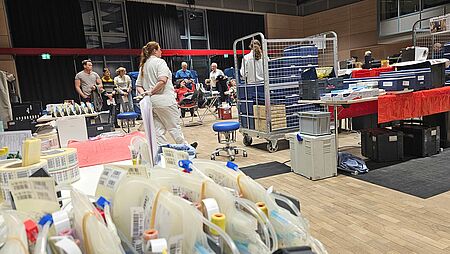 Blick in das Forum Polch bei der Blutspende mit Geräten des Blutspendedienstes
